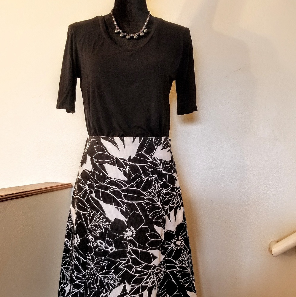EAST 5th Black and White East 5th skirt!!  Size 8 - Picture 8 of 8